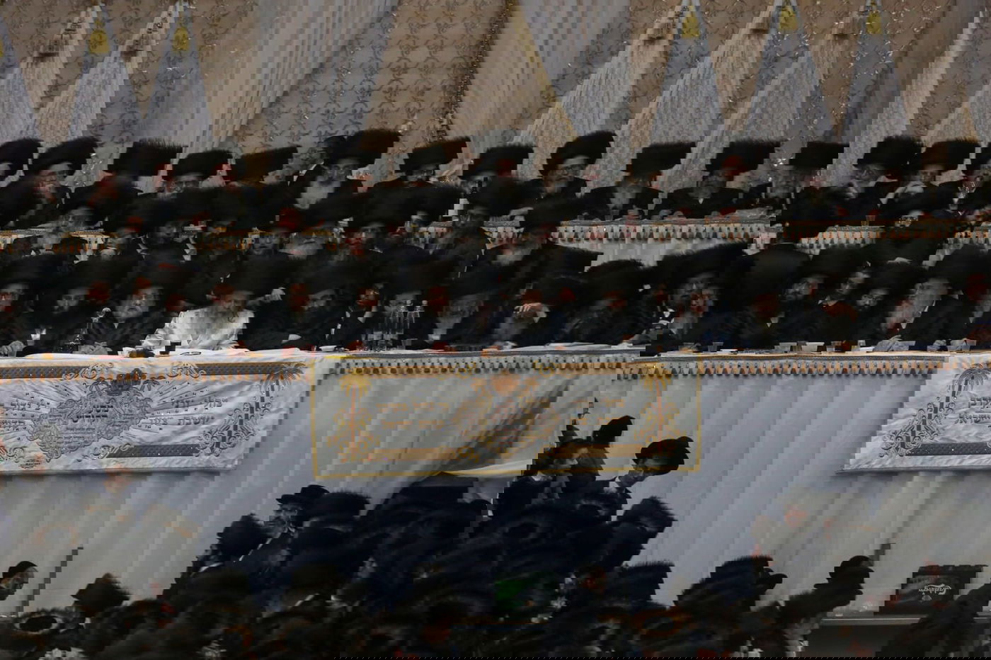 אלפים ב'טיש' של האדמו"ר מסאטמר; ה'עליות' נמכרו בחצי מיליון דולר