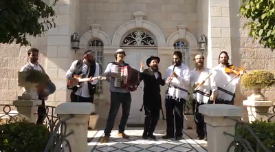 הפסנתרן הנודע חוזר עם להיט נוסף • צפו