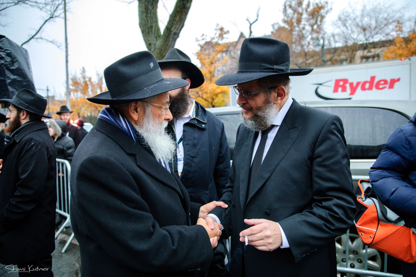 סיקור מיוחד ל'כיכר': שלוחי חב"ד נערכים לתמונה המסורתית