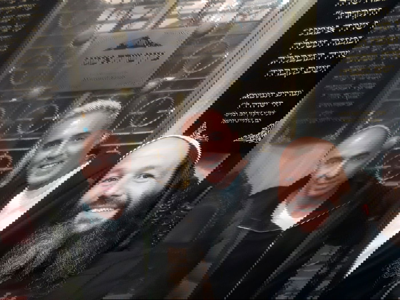 קובי פרץ שר "מזמור לתודה" במערת המכפלה