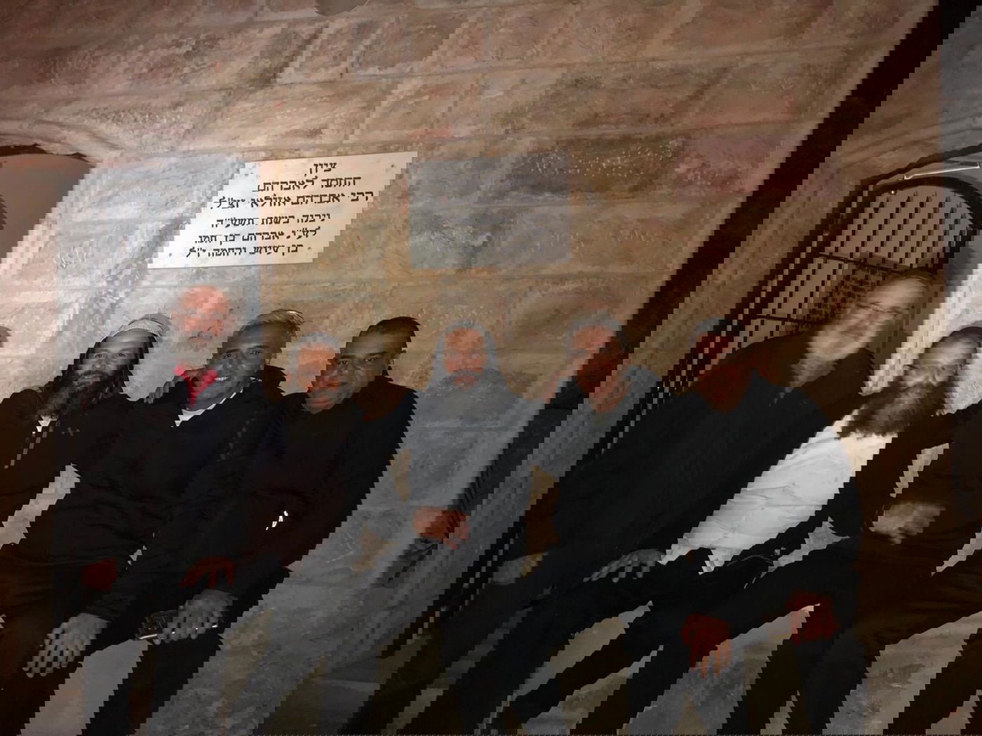 קובי פרץ שר "מזמור לתודה" במערת המכפלה