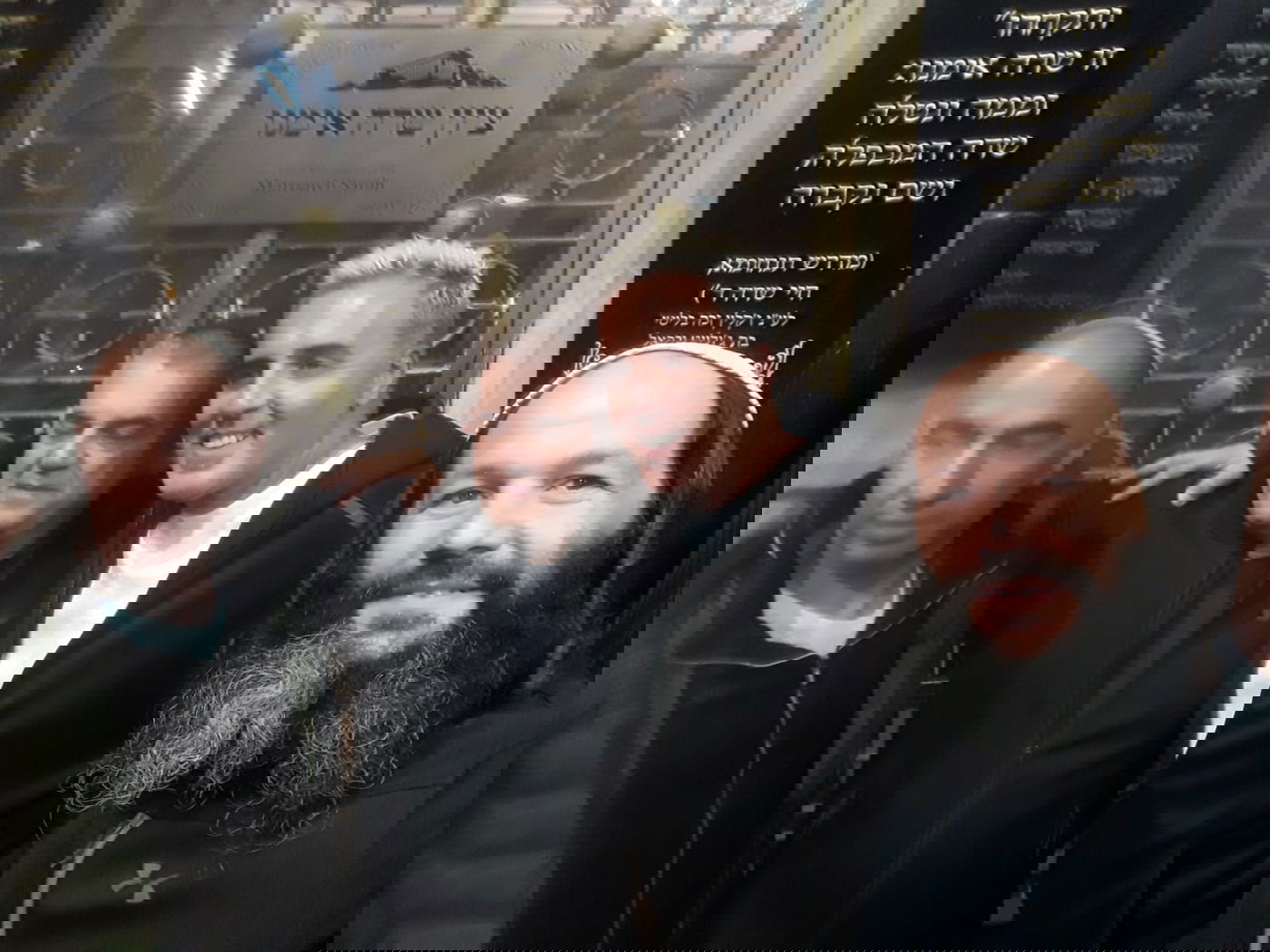 קובי פרץ שר "מזמור לתודה" במערת המכפלה