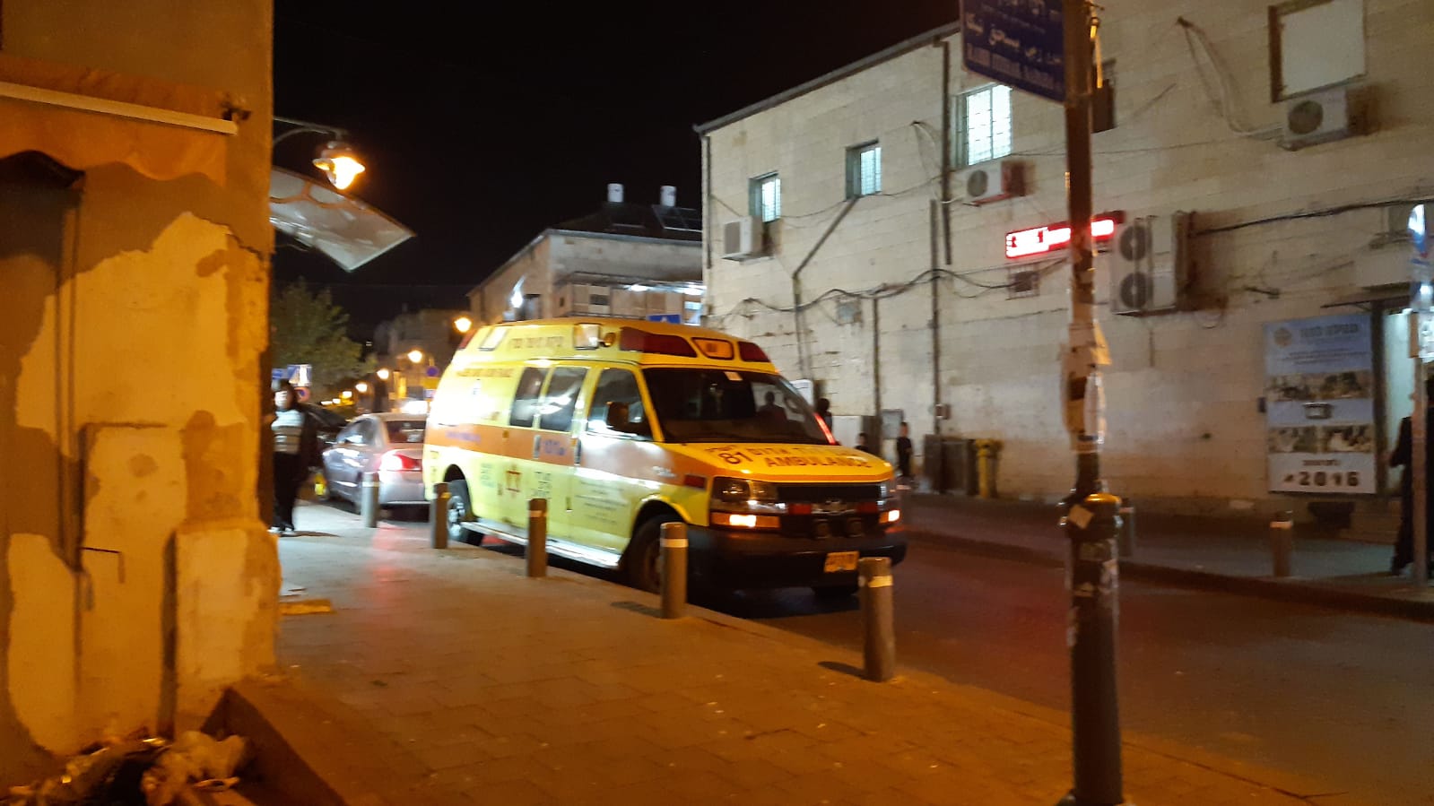 אמבולנס הערב מחוץ לביתו