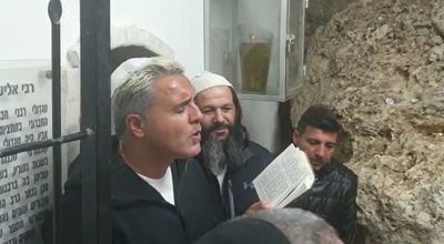 קובי פרץ שר "מזמור לתודה" במערת המכפלה