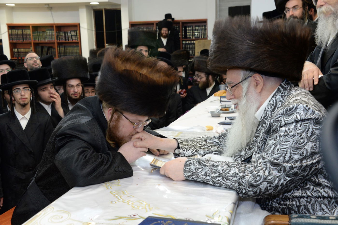 חסידי צאנז בחיפה העניקו 'שעות רצופות' לאדמו"ר