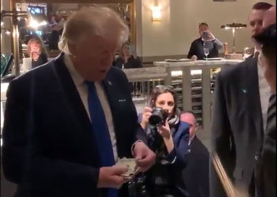 "עבודה נהדרת", אמר טראמפ, ושלף 'טיפ' נדיב