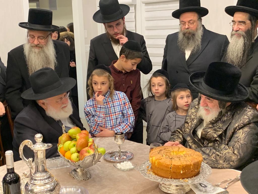 תיעוד: כשהרבי מויז'ניץ פצח בשירה עם הזמר