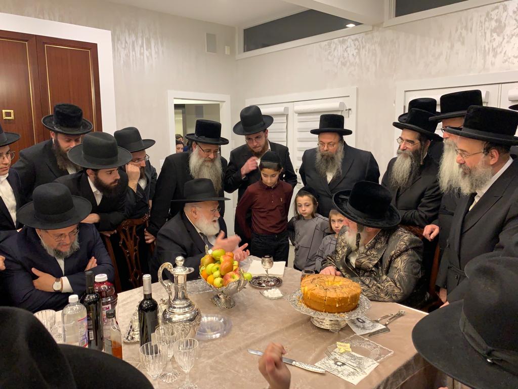 תיעוד: כשהרבי מויז'ניץ פצח בשירה עם הזמר