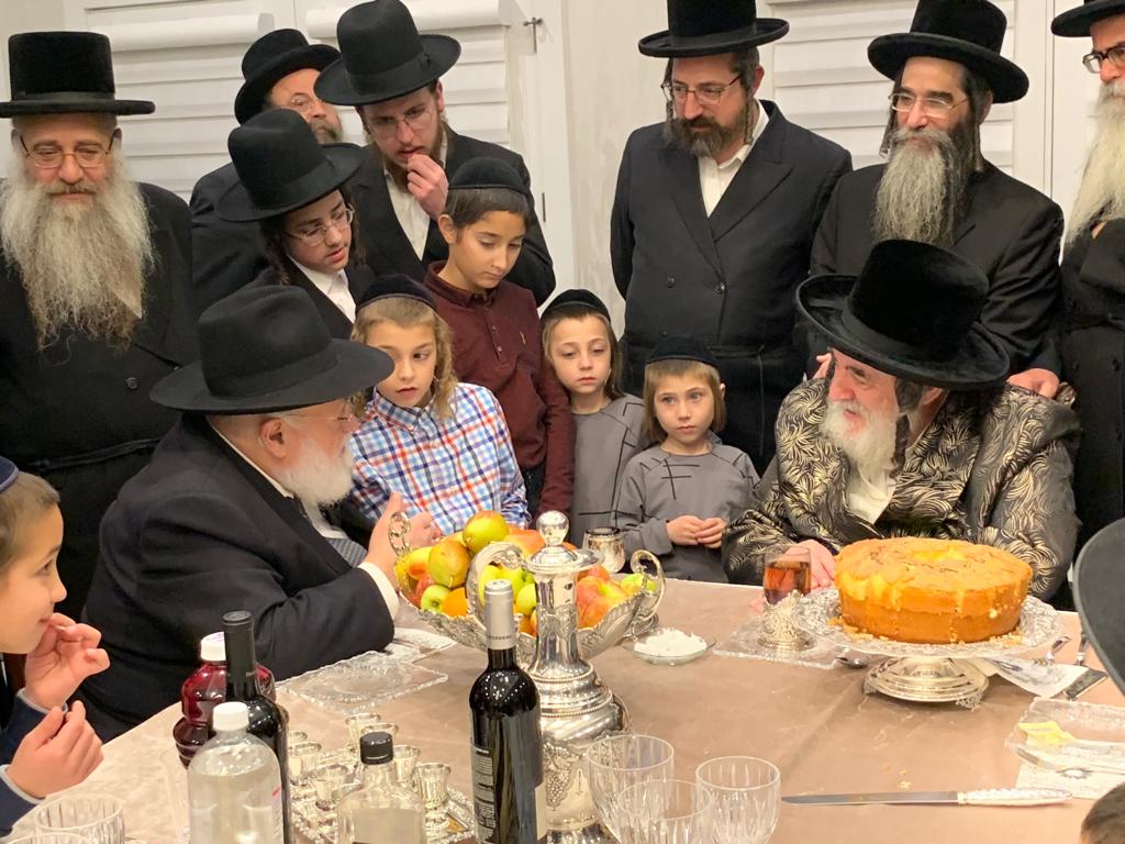 תיעוד: כשהרבי מויז'ניץ פצח בשירה עם הזמר