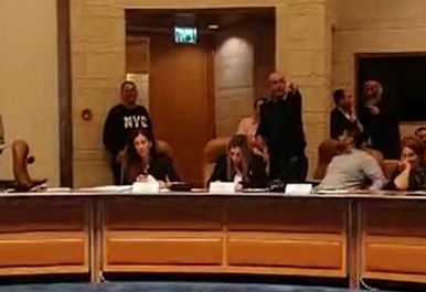 היציאה המביכה