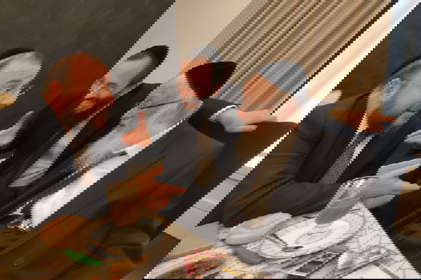 בארוחת בוקר בביתו של הנגיד