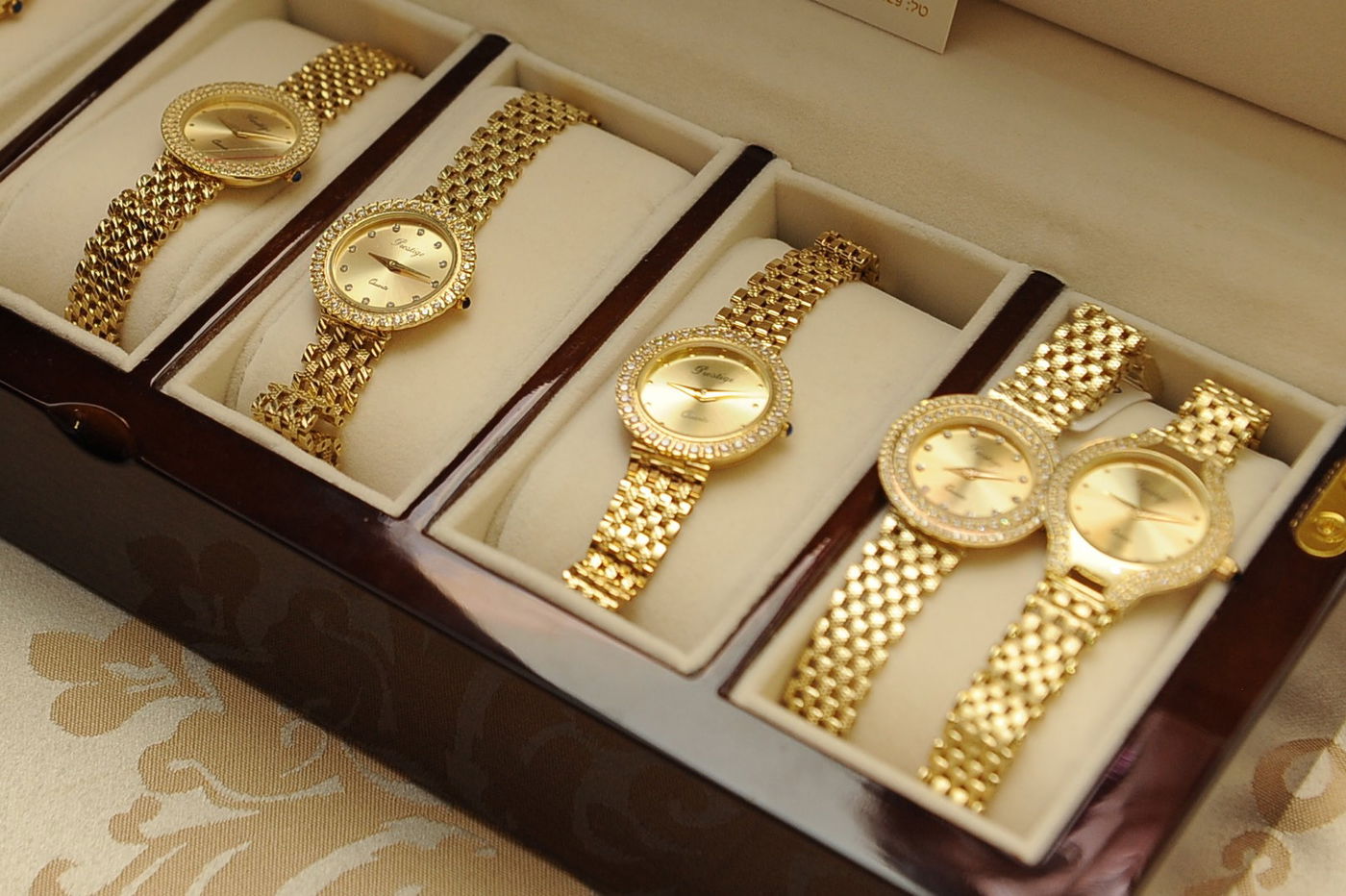 שעוני זהב, אילוסטרציה