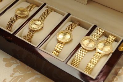 שעוני זהב, אילוסטרציה