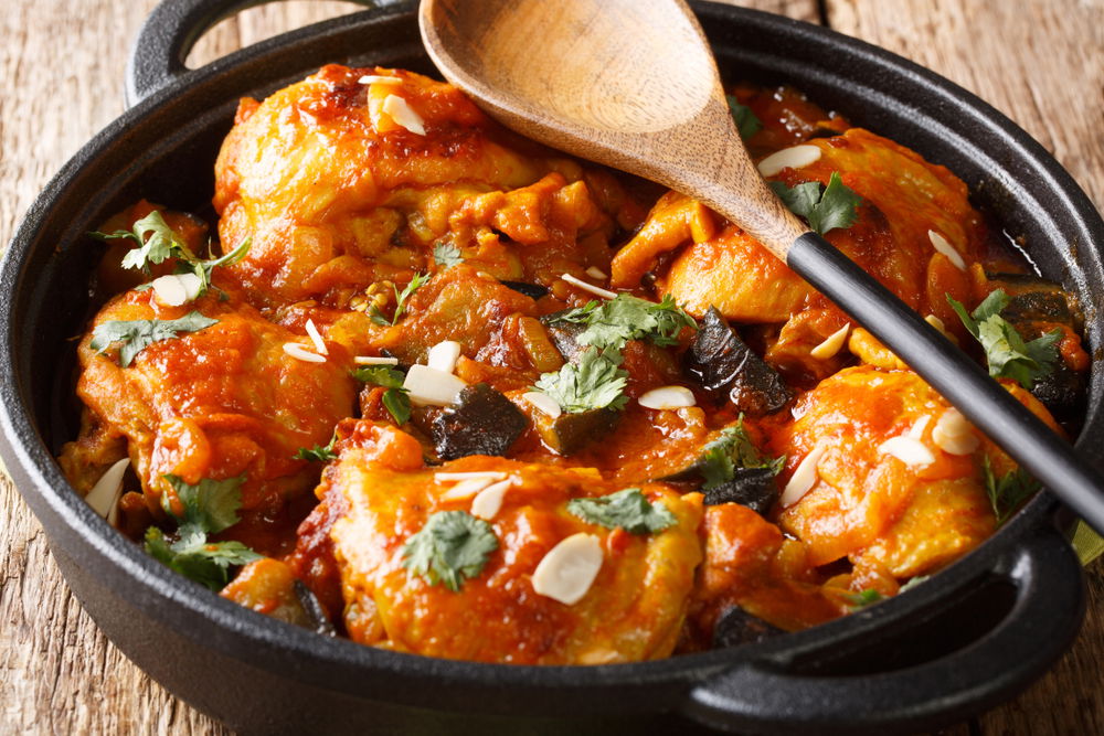 עוף צלוי עם חצילים קלויים ברוטב עגבניות וזיתים