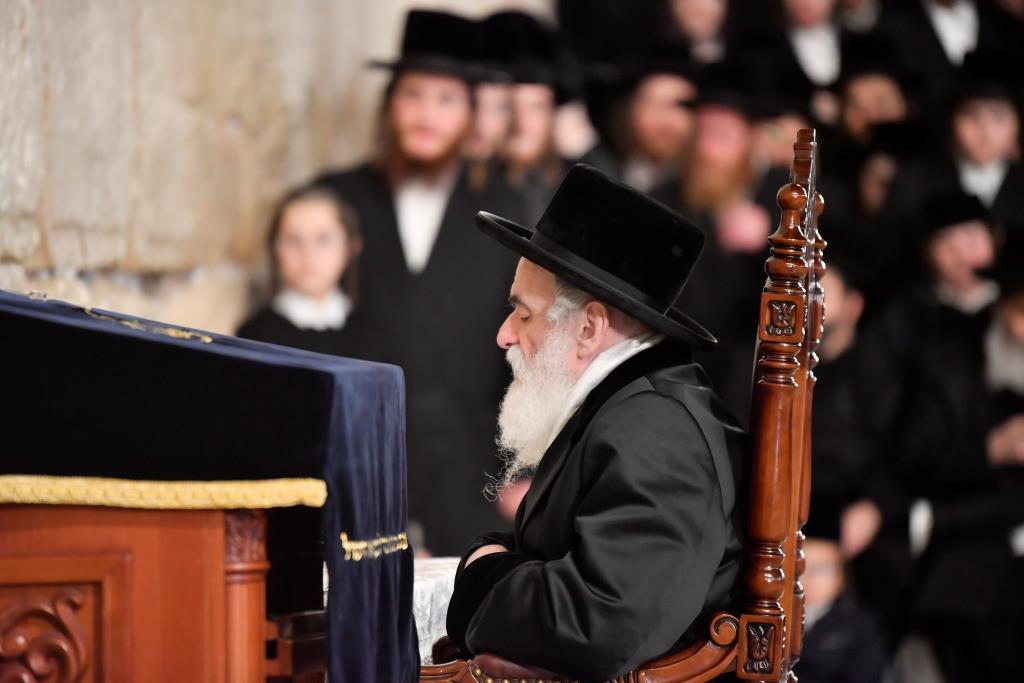 הרבי מויז'ניץ רקד עם נכדיו החתנים ברחבת הכותל