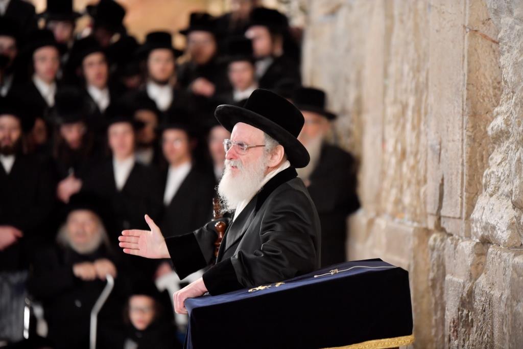 הרבי מויז'ניץ רקד עם נכדיו החתנים ברחבת הכותל