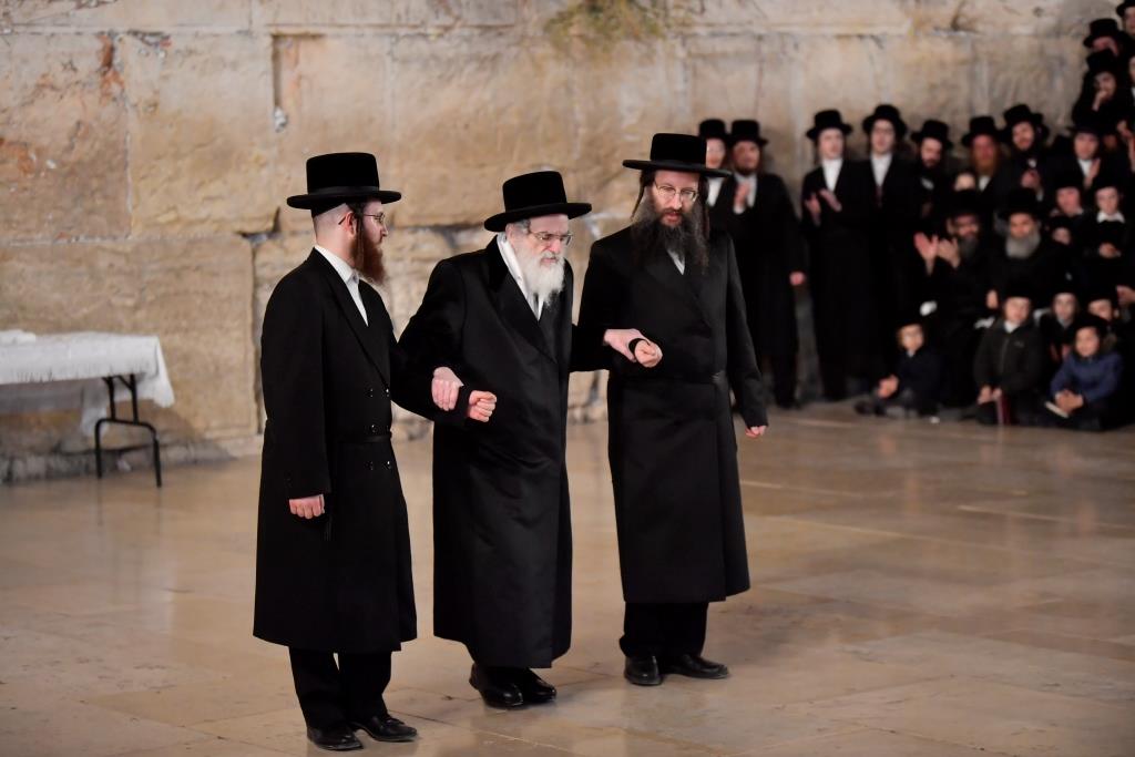 הרבי מויז'ניץ רקד עם נכדיו החתנים ברחבת הכותל