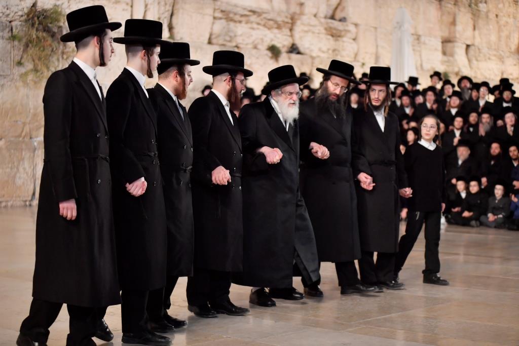 הרבי מויז'ניץ רקד עם נכדיו החתנים ברחבת הכותל