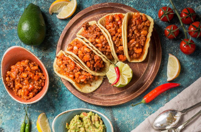 טאקו מקסיקני. טורטיה במילוי בשר ושעועית