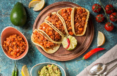 טאקו מקסיקני. טורטיה במילוי בשר ושעועית