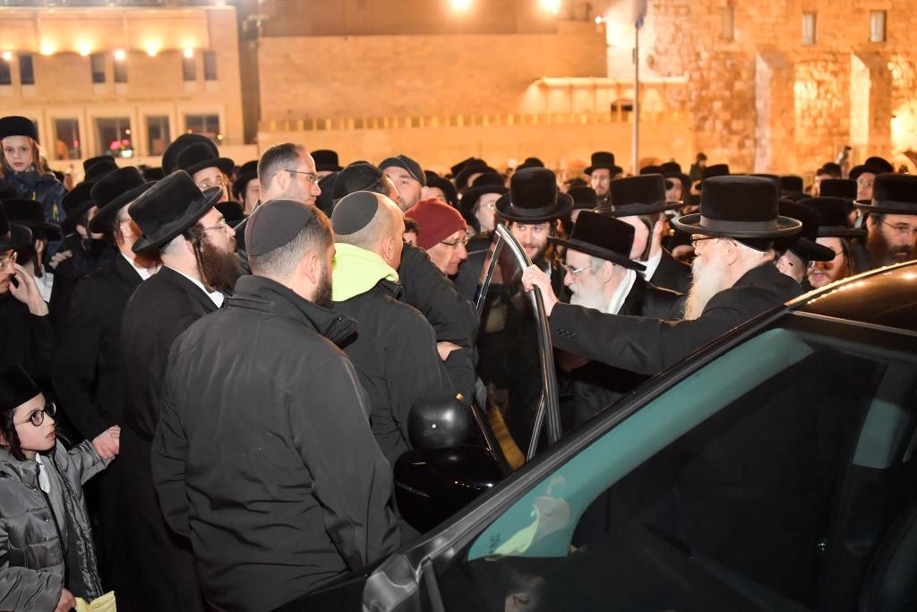 הרבי מויז'ניץ רקד עם נכדיו החתנים ברחבת הכותל