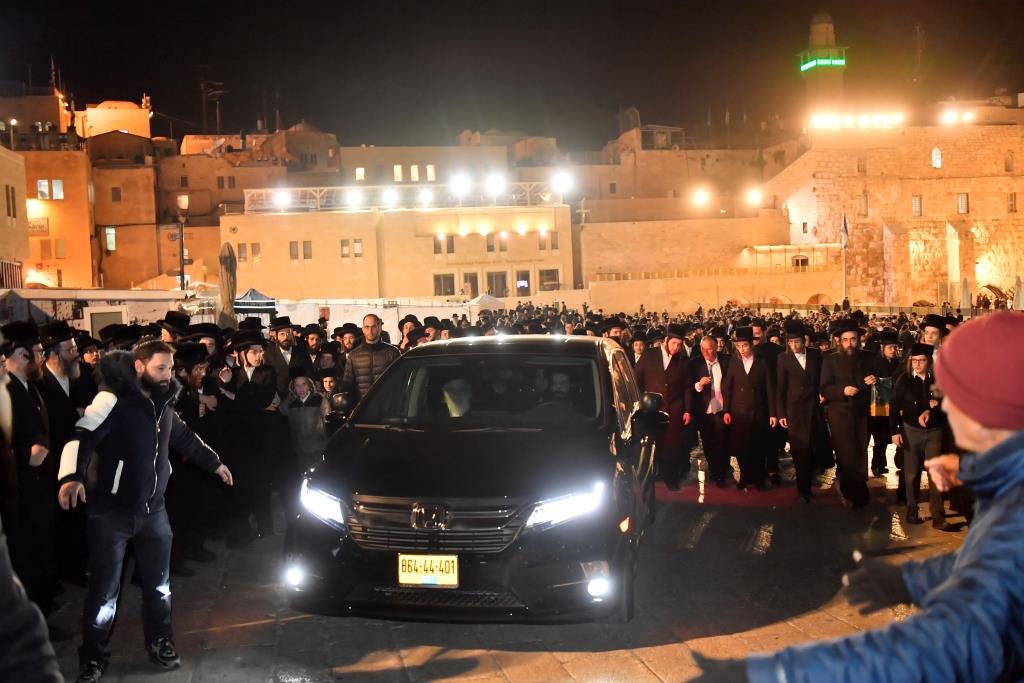 הרבי מויז'ניץ רקד עם נכדיו החתנים ברחבת הכותל