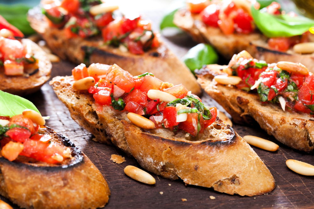 קרוסטיני עם עגבניות וגבינה מלוחה