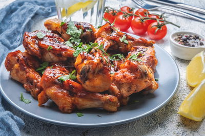 כנפיים עסיסיות במרינדה