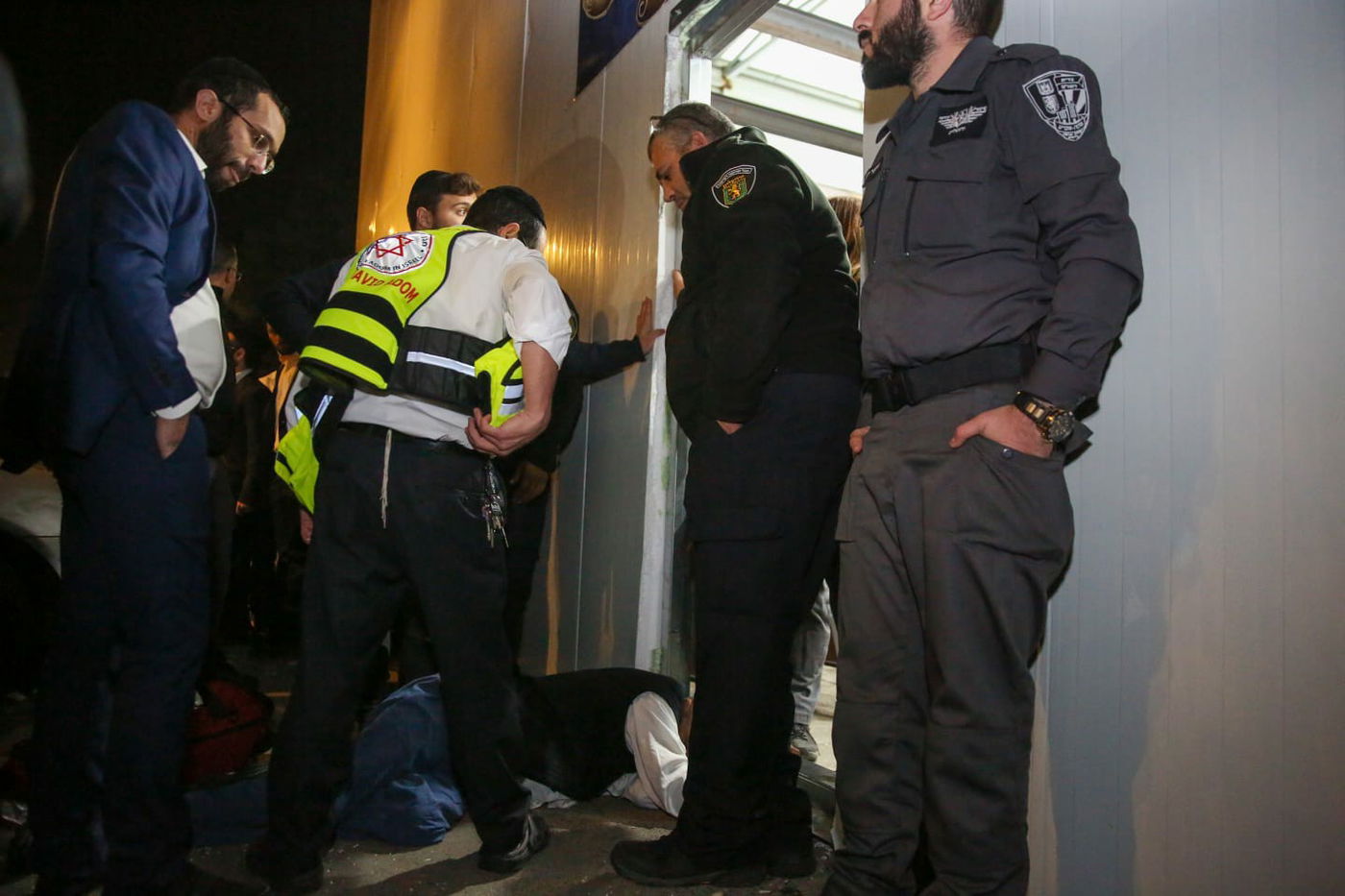 אלימות וביזוי ספרי הקודש: פינוי בית הכנסת החל - והופסק