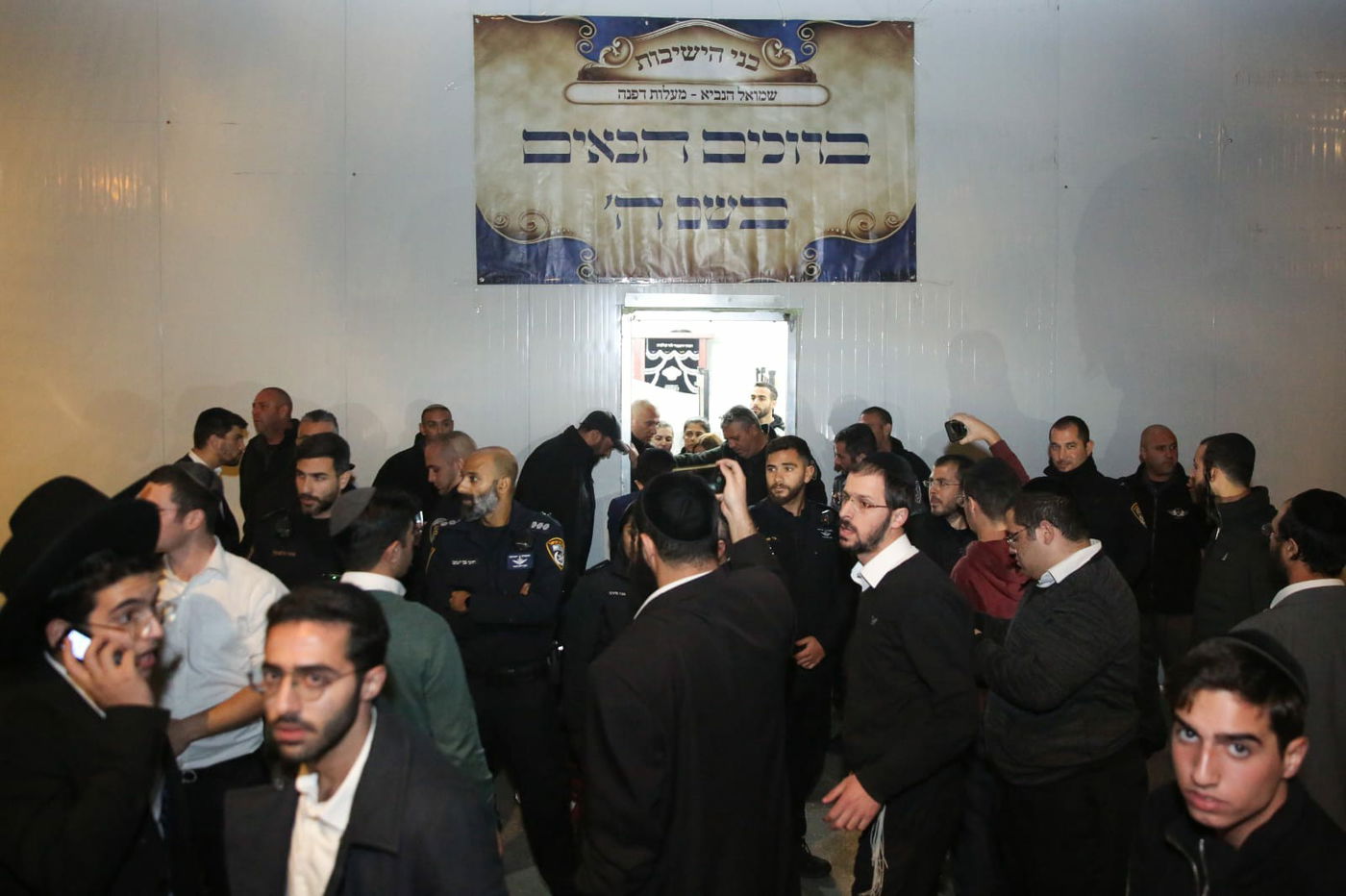 המתפללים ליד בית הכנסת