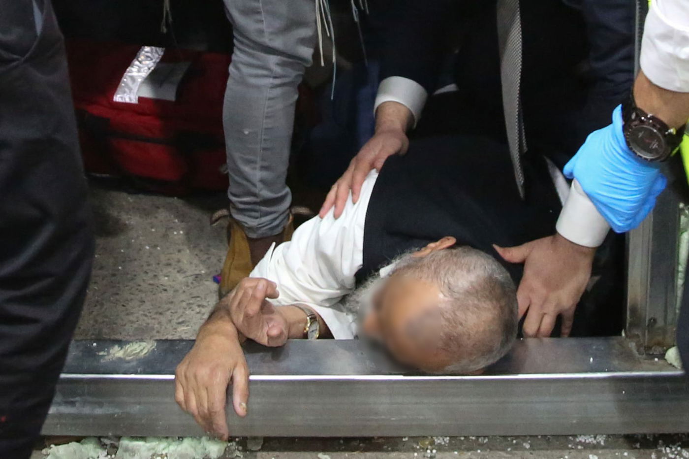 אלימות וביזוי ספרי הקודש: פינוי בית הכנסת החל - והופסק