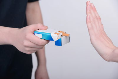 מכירים קרוב או חבר מכור לעישון? כך תעזרו לו