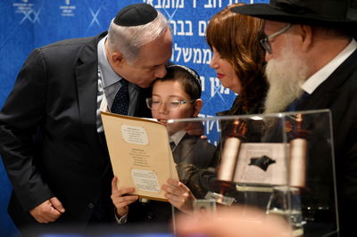 ראש הממשלה ורעייתו בירכו את מוישי הולצברג. צפו