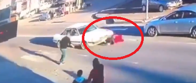 צפו: הילדה נדרסה, עוברי אורח הרימו את המכונית