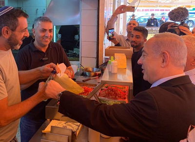 נתניהו אכל פלאפל וזכה לתמיכת האשקלונים. צפו