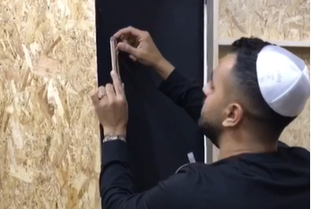 צפו: הזמר איתי לוי קבע מזוזה בחדרו ל'פסטיגל'