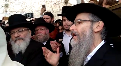 מרגש: אברהם פריד שר למוישי הולצברג בכותל • צפו