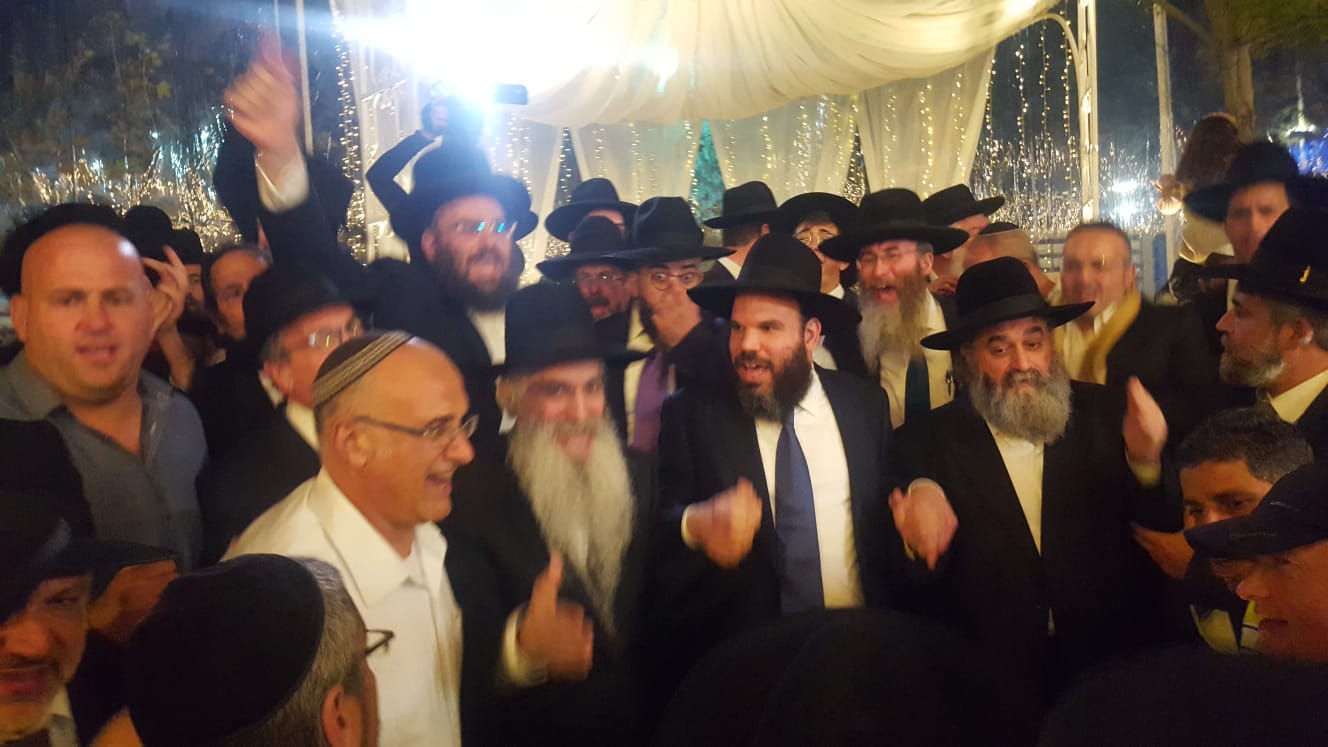 הריקוד הסוער של האדמו"ר רבי דוד אבוחצירא בחתונת נכדתו
