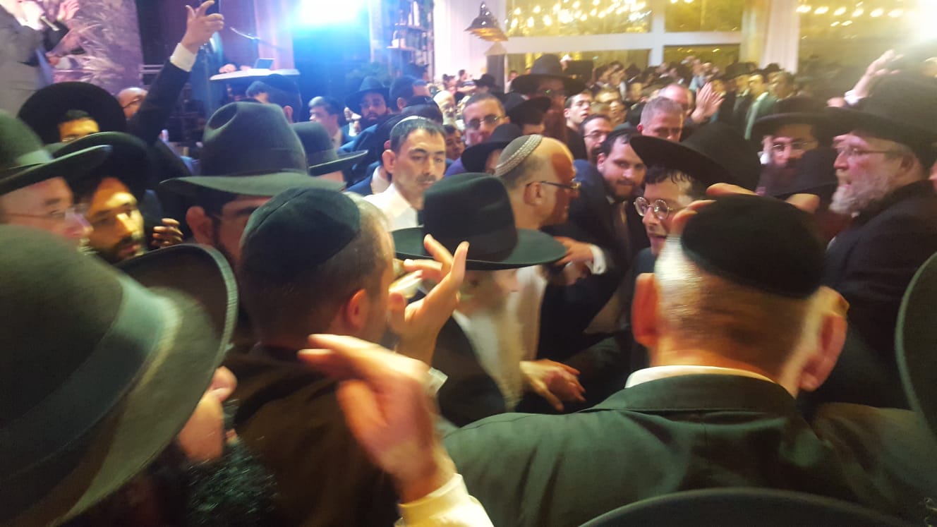 הריקוד הסוער של האדמו"ר רבי דוד אבוחצירא בחתונת נכדתו