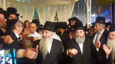 הריקוד הסוער של האדמו"ר רבי דוד אבוחצירא בחתונת נכדתו