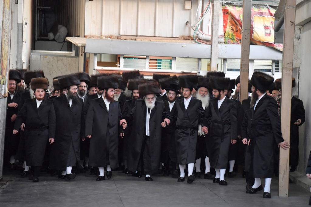 צפו: שמחת ה'אופרוף' וה'פארשפיל' בויז'ניץ