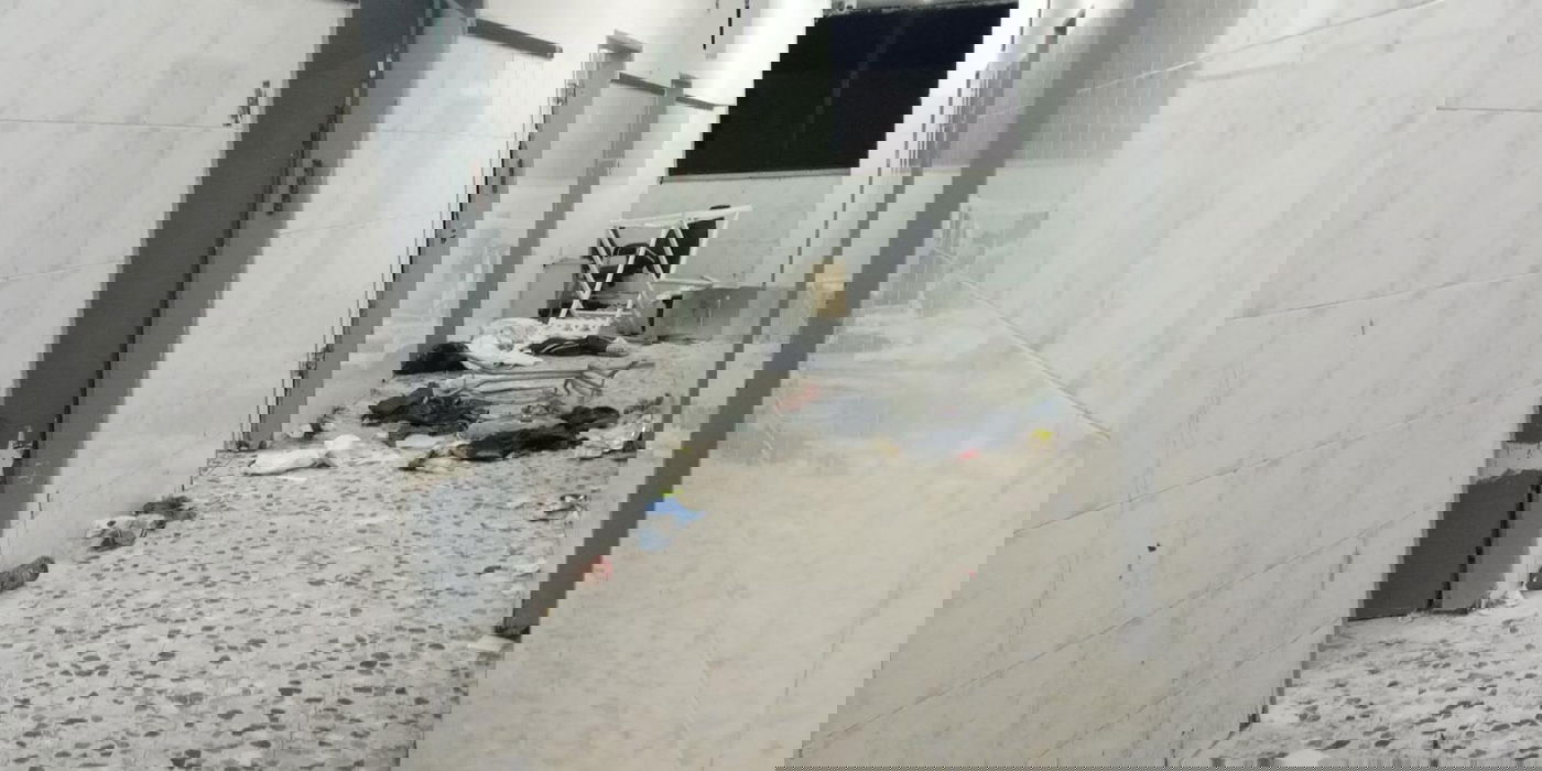 בחורי ישיבה זרקו ביצה על הרכב; החסידים זרעו הרס בבניין