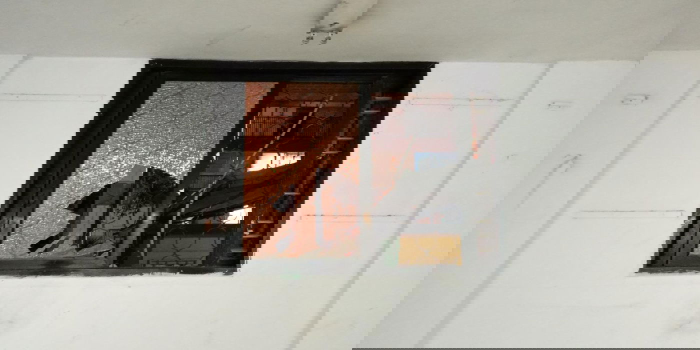 בחורי ישיבה זרקו ביצה על הרכב; החסידים זרעו הרס בבניין