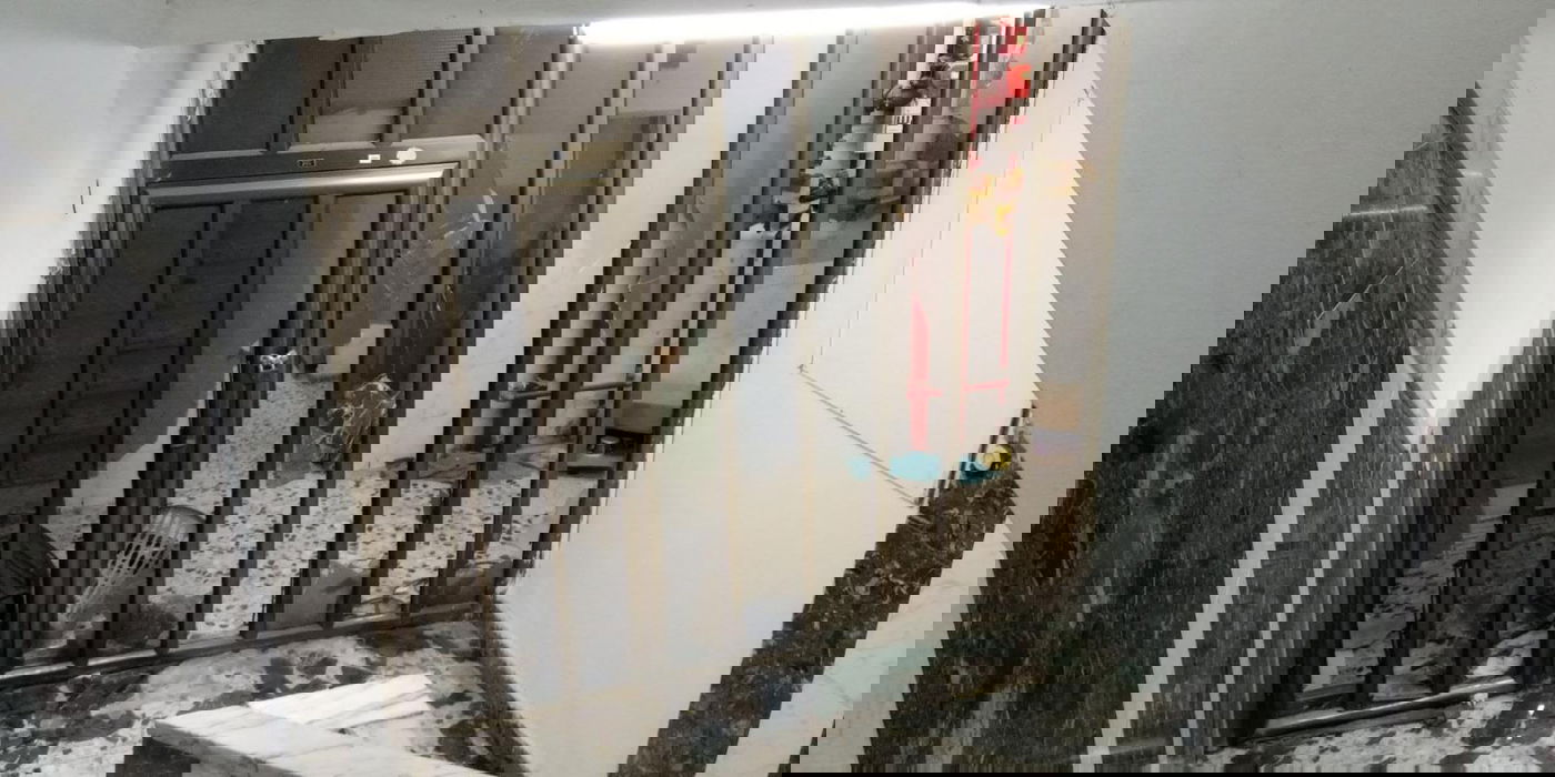 בחורי ישיבה זרקו ביצה על הרכב; החסידים זרעו הרס בבניין