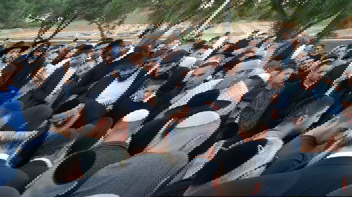 היתום בן ה-7 הספיד: "אבא, מי ידליק איתי את החנוכיה???"