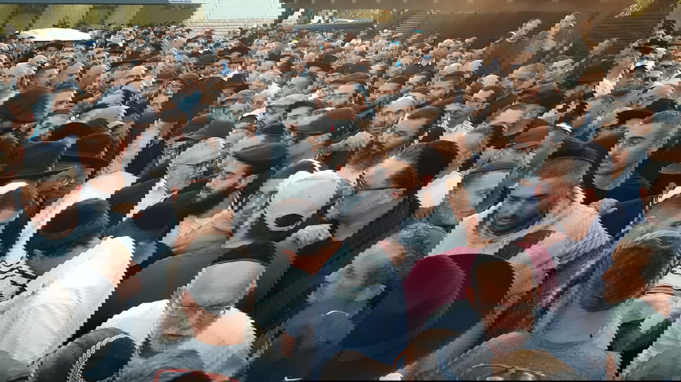 היתום בן ה-7 הספיד: "אבא, מי ידליק איתי את החנוכיה???"