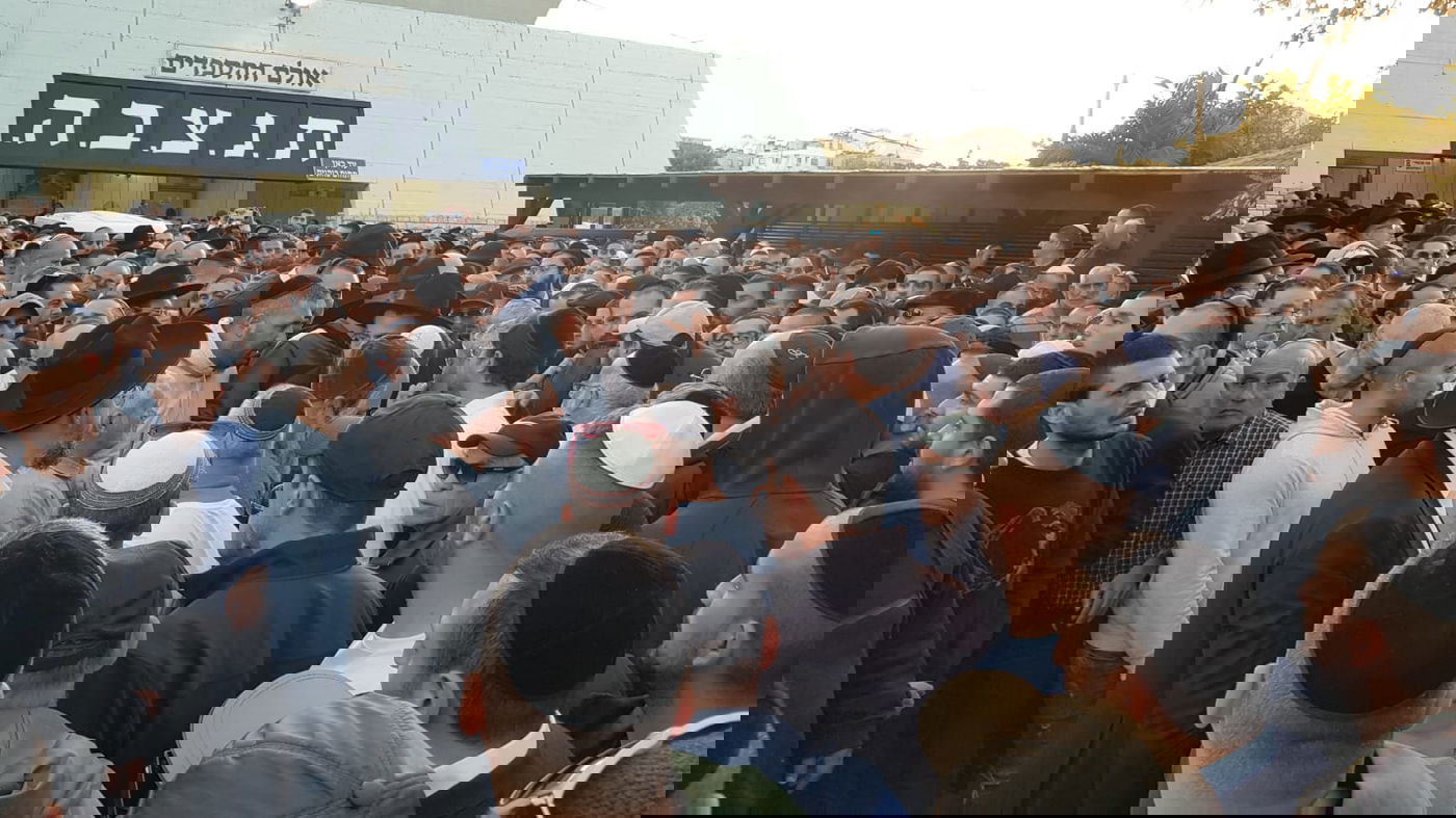 היתום בן ה-7 הספיד: "אבא, מי ידליק איתי את החנוכיה???"