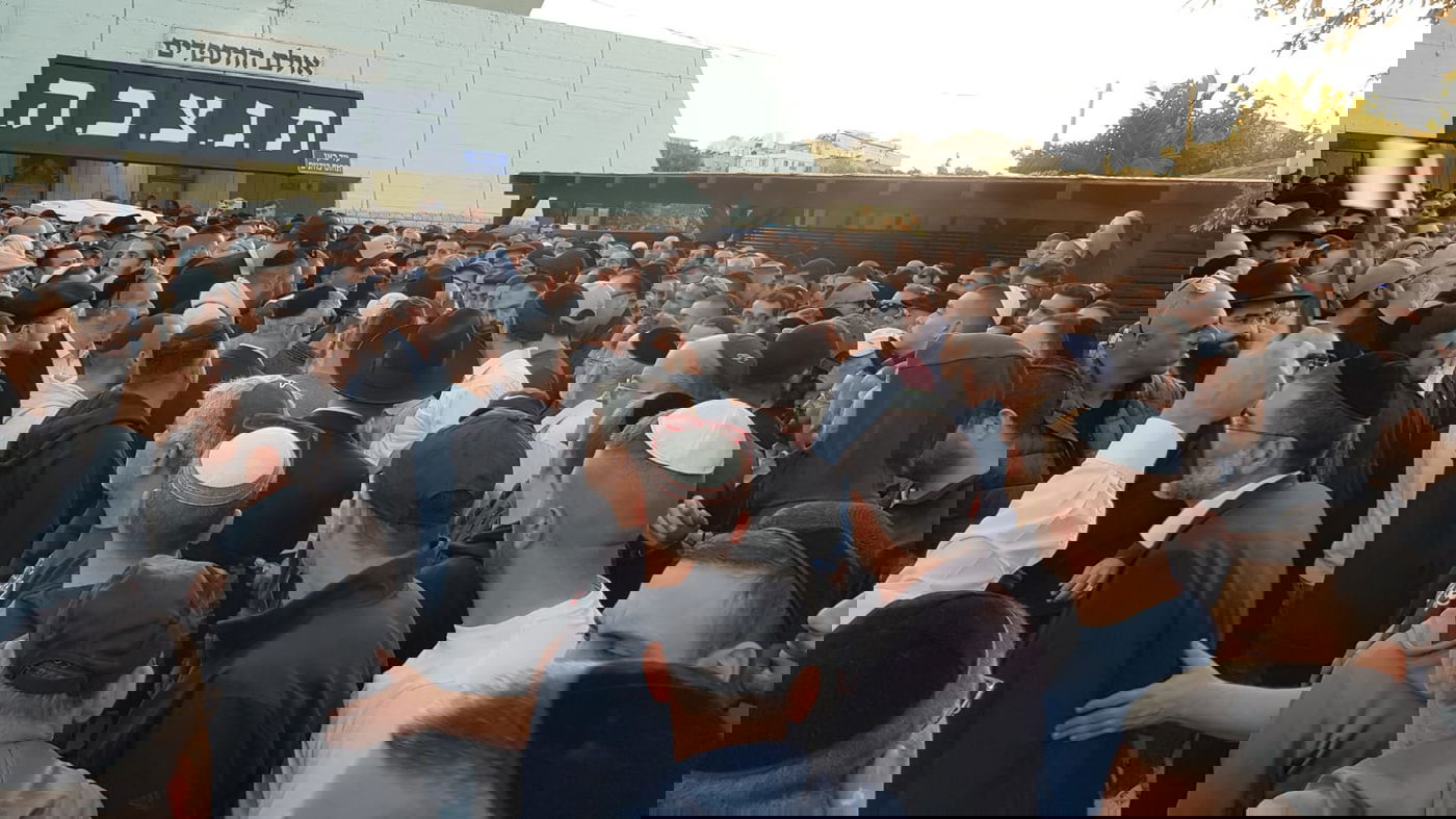 היתום בן ה-7 הספיד: "אבא, מי ידליק איתי את החנוכיה???"