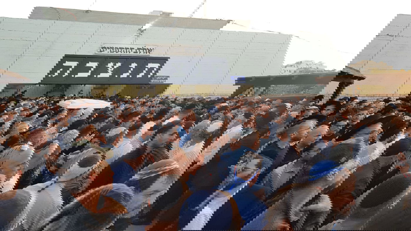 היתום בן ה-7 הספיד: "אבא, מי ידליק איתי את החנוכיה???"