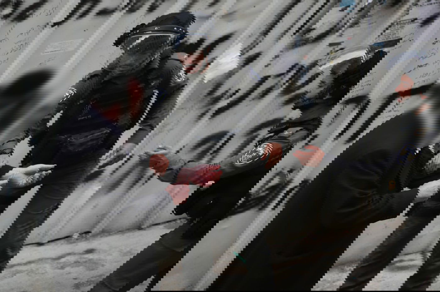 איים על השוטרים ש"יחתוך את עצמו" ונעצר • תיעוד